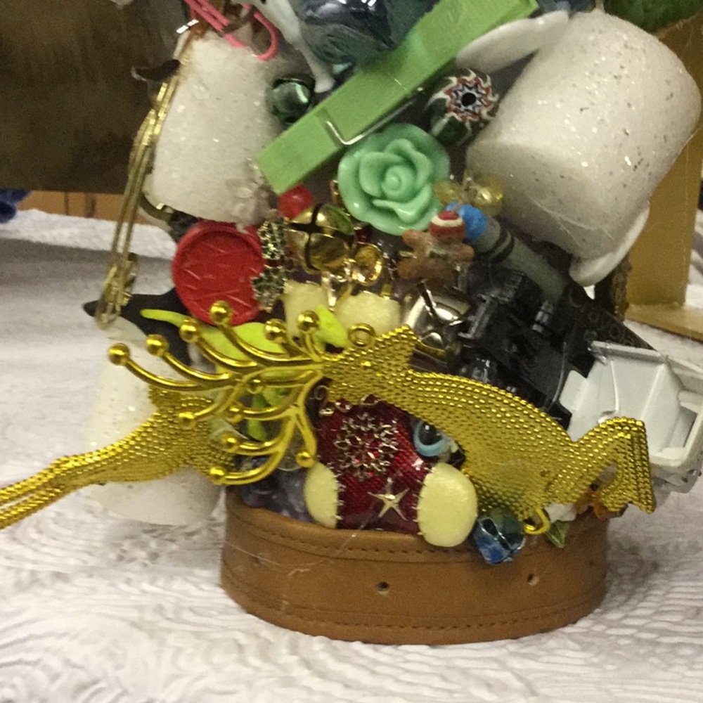 Christmas I SPY trinket tree minions baseball memorabilia festival farmer’s - Picture 5 of 12